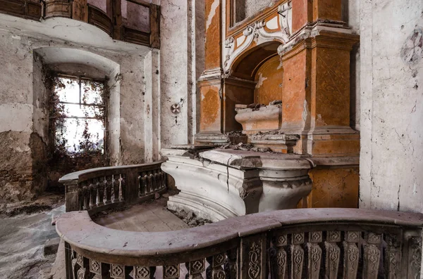 Altar na igreja abandonada — Fotografia de Stock