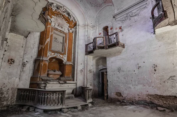 Igreja em ruínas com altar — Fotografia de Stock