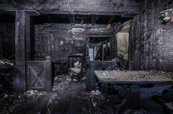 Estalagem abandonada após grande fogo — Fotografia de Stock