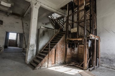 Asansör ve Ahşap merdiven