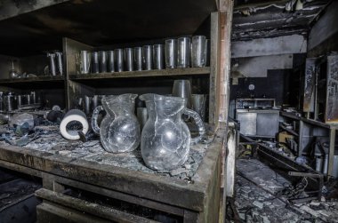 bir dolaba bir yangından sonra gözlük