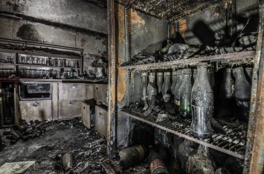 Yangından sonra şişe ile buzdolabı