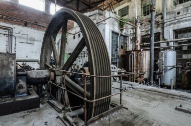 Fabrika içinde büyük sürücü tekerlek