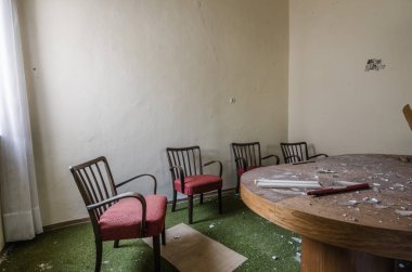 Toplantı salonu terk etti