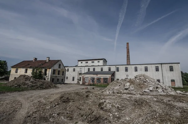 老朽化した古い工場 — ストック写真