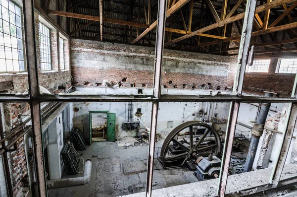 Vista no edifício da fábrica com roda motriz — Fotografia de Stock