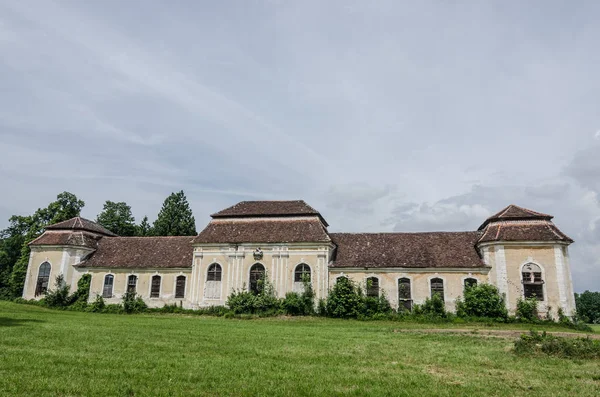 Framifrån gamla slottsbyggnaden — Stockfoto