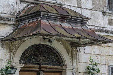 kale girişine çatısı