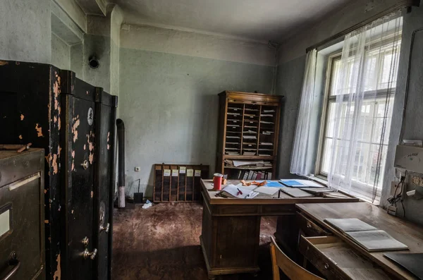 放棄された古いオフィス家具 — ストック写真