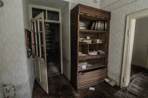 Деревянный шкаф в номере — стоковое фото