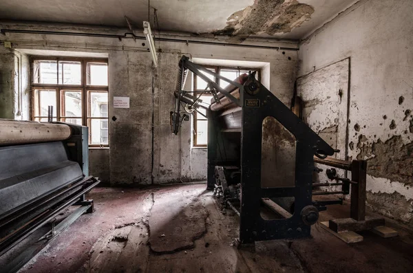 Machine in de verlaten fabriek — Stockfoto