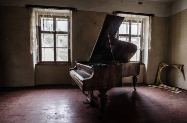terk edilmiş bir evde piyano