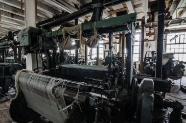 iplik fabrikasında makine salonu