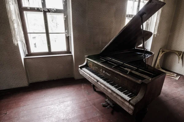 Piano en la habitación — Foto de Stock