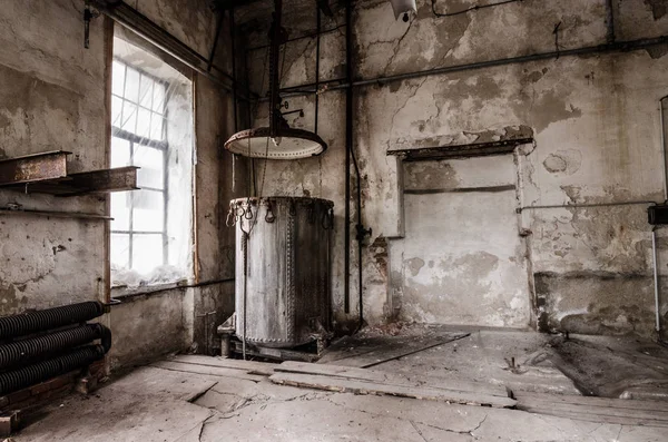 Hervidor en una fábrica abandonada — Foto de Stock