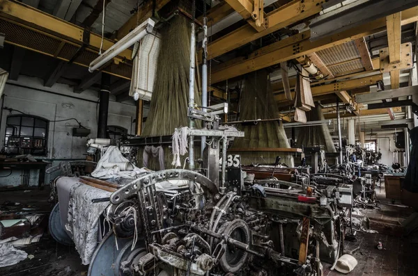Muitas máquinas em fiação — Fotografia de Stock