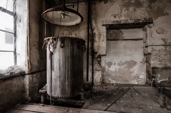 Oude waterkoker in de verlaten fabriek — Stockfoto