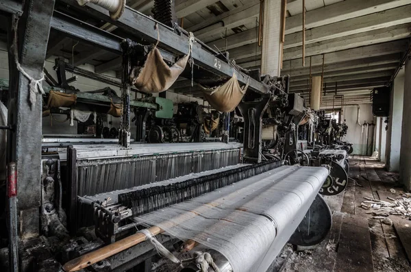 Mocowanego materiału na maszynie w spinningu — Zdjęcie stockowe