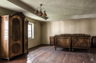 terk edilmiş ahşap yatak odası