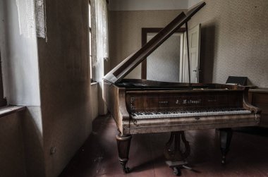 terk edilmiş odasında piyano