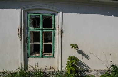 Yeşil ev penceresinden