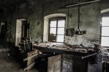 eski fabrika atölyede