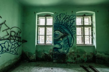 Yeşil Oda karanlık graffiti ile