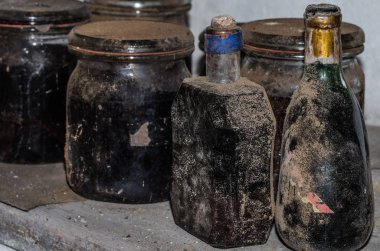 bardak ve şişeler içinde ev