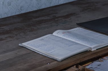 kayıt defteriyle üstünde okul sırası