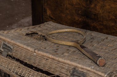 Tenis raketi bir kutu üzerinde