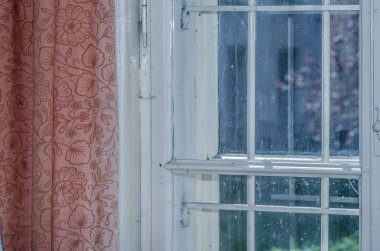 kırmızı perdeli pencere