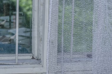 pencere ve beyaz perde