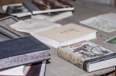 çok eski kitaplar içinde ev