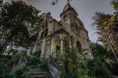 bir ormandaki yaşlı ghostvilla terk