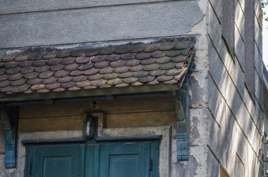 eski villa gölgelik