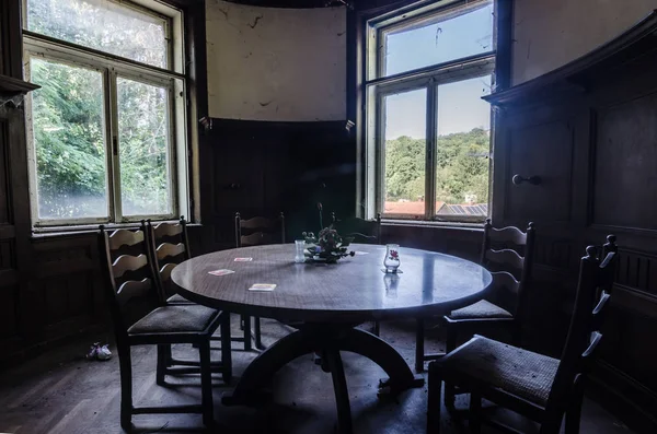 Table des habitués abandonnés — Photo