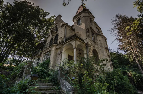 Övergivna gamla ghostvilla i en skog — Stockfoto