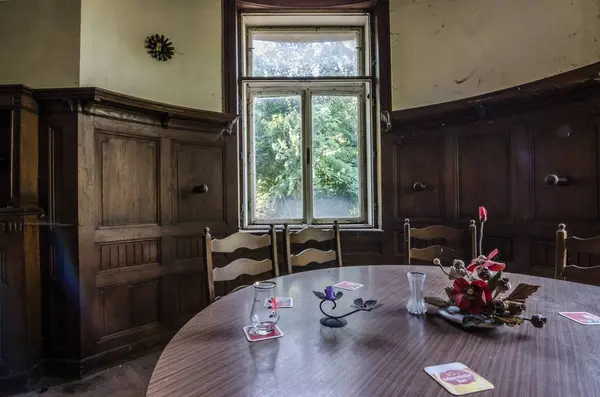 Mesa regular em restaurante antigo — Fotografia de Stock