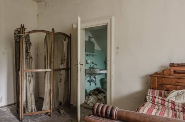 terk edilmiş evde soyunma odasında