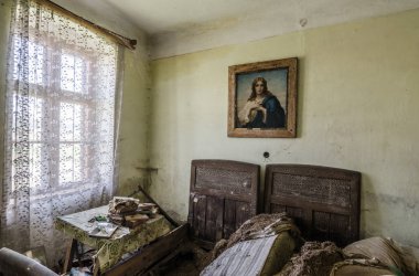 yatak ve eski resim terk edilmiş Oda