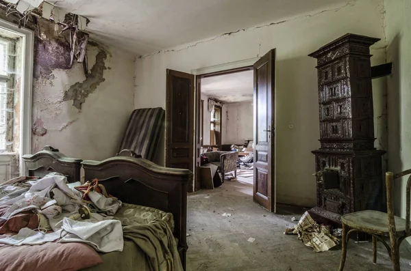 Viejo dormitorio descompuesto — Foto de Stock