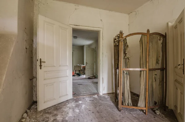 Вид комнаты от старого дома — стоковое фото