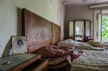 kızın resmi terk edilmiş yatak odası
