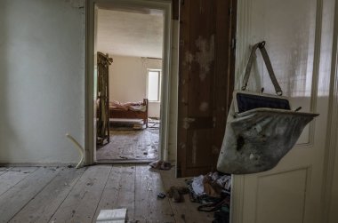 Kapıyı evde çanta