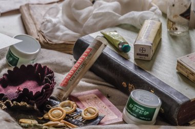 Tıp ve prezervatif terk edilmiş evde