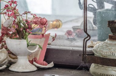 kırık vazo çiçekler