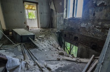 bir odada tavan çöktü