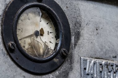 makine üzerinde kırık armatür