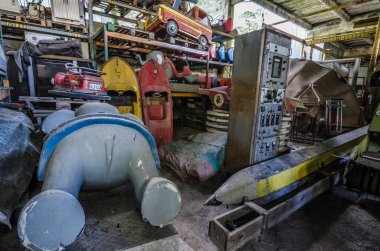 terk edilmiş hall ve şeyler eğlence parkı