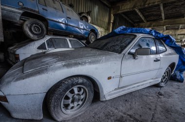 bir salonda eski porsche